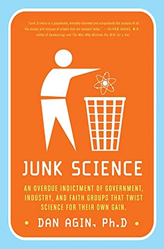 Junk Science: An Overdue Indictment of Government, Industry, and Faith Groups That Twist Science for Their Own Gain von St. Martins Press-3PL