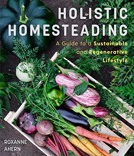 Holistic Homesteading: A Guide to a Sustainable and Regenerative Lifestyle von Yellow Pear Press