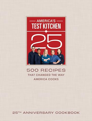 America's Test Kitchen 25th Anniversary Cookbook: 500 Recipes That Changed the Way America Cooks America's Test Kitchen 25th Anniversary Cookbook: 500 Recipes That Changed the Way America Cooks von AMERICASTES TKITCHEN