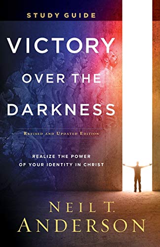 Victory Over the Darkness Study Guide: Realize the Power of Your Identity in Christ von BAKER PUBLISHING GROUP