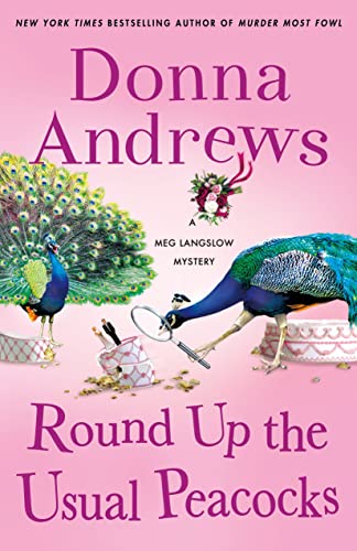 Round Up the Usual Peacocks: A Meg Langslow Mystery (Meg Langslow Mysteries, 31) von Minotaur Books