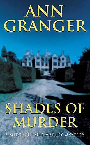 Shades of Murder (Mitchell & Markby 13): An English village mystery of a family haunted by murder von Headline