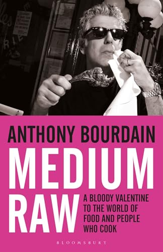 Medium Raw: A Bloody Valentine to the World of Food and the People Who Cook von Bloomsbury Publishing PLC