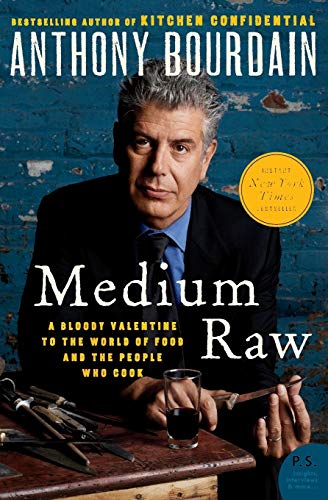 Medium Raw: A Bloody Valentine to the World of Food and the People Who Cook (P.S.) von Ecco
