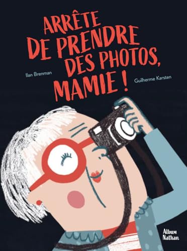 Arrête de prendre des photos Mamie ! von NATHAN