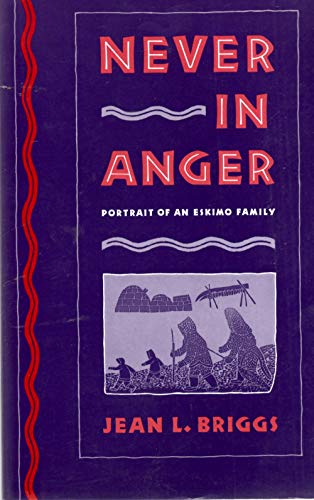 Never in Anger: Portrait of an Eskimo Family von Harvard University Press