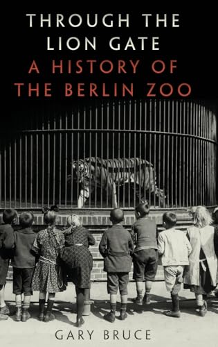 Through the Lion Gate: A History of the Berlin Zoo von OUP USA