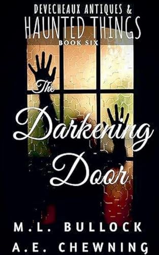 The Darkening Door (Devecheaux Antiques and Haunted Things, Band 6) von M.L. Bullock