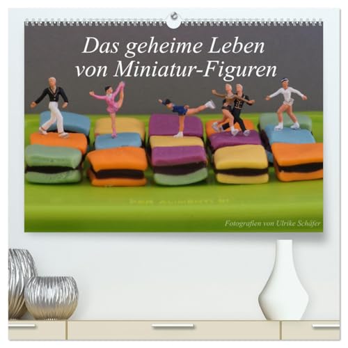 Das geheime Leben von Miniatur-Figuren (hochwertiger Premium Wandkalender 2025 DIN A2 quer), Kunstdruck in Hochglanz von CALVENDO