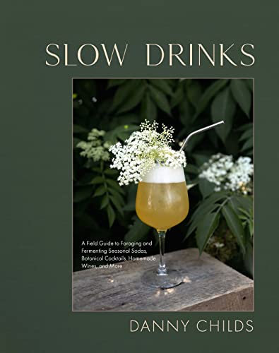 Slow Drinks: A Field Guide to Foraging and Fermenting Seasonal Sodas, Botanical Cocktails, Homemade Wines, and More von Hardie Grant Books