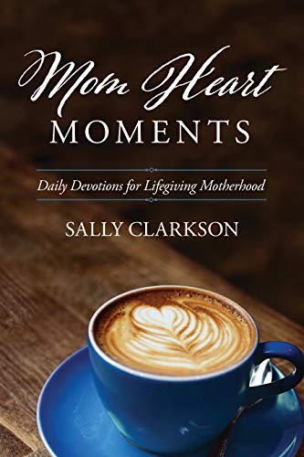 Mom Heart Moments: Daily Devotions for Lifegiving Motherhood von Tyndale House Publishers