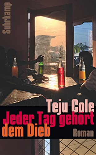 Jeder Tag gehört dem Dieb: Roman (suhrkamp taschenbuch)