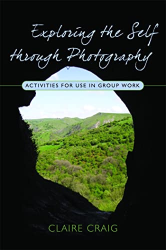 Exploring the Self Through Photography: Activities for Use in Group Work von Jessica Kingsley Publishers