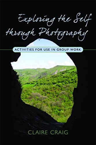 Exploring the Self Through Photography: Activities for Use in Group Work von Jessica Kingsley Publishers