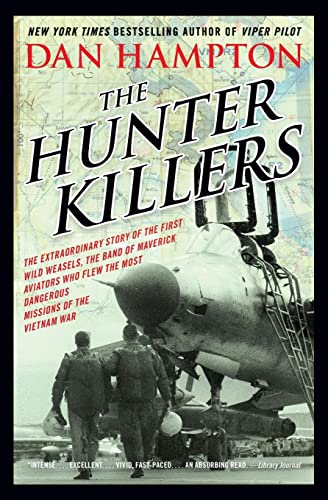 The Hunter Killers: The Extraordinary Story of the First Wild Weasels, the Band of Maverick Aviators Who Flew the Most Dangerous Missions of the Vietnam War von William Morrow & Company