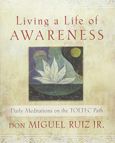 Living a Life of Awareness: Daily Meditations on the Toltec Path (Toltec Wisdom) von Hierophant Publishing