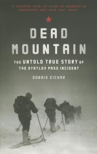 Dead Mountain: The Untold True Story of the Dyatlov Pass Incident von Chronicle Books