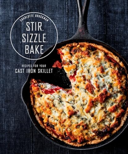 Stir, Sizzle, Bake: Recipes for Your Cast-Iron Skillet: A Cookbook von CROWN