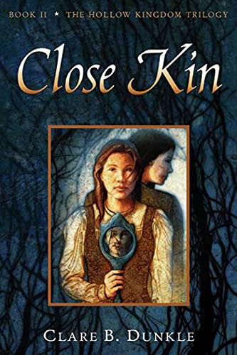 Close Kin: Book II -- The Hollow Kingdom Trilogy von St. Martins Press-3PL