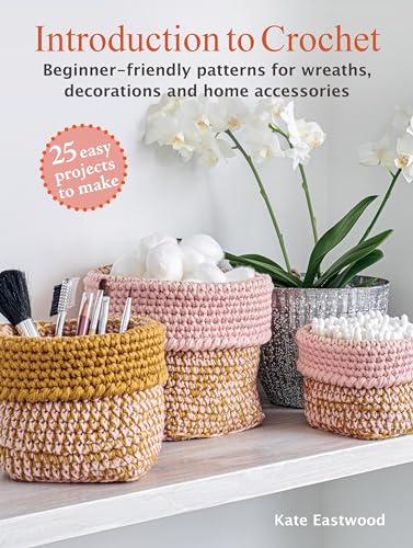 Introduction to Crochet: 25 easy projects to make: Beginner-Friendly Patterns for Wreaths, Decorations and Home Accessories