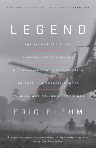 Legend: The Incredible Story of Green Beret Sergeant Roy Benavidez's Heroic Mission to Rescue a Special Forces Team Caught Behind Enemy Lines von Broadway Books