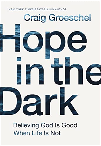 Hope in the Dark: Believing God Is Good When Life Is Not von Zondervan