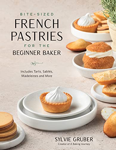 Bite-Sized French Pastries for the Beginner Baker: Includes Tarts, Sables, Madeleines and More von Page Street Publishing Co.