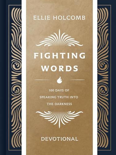 Fighting Words Devotional: 100 Days of Speaking Truth into the Darkness von B & H Publishing Group