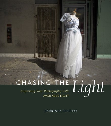 Chasing the Light: Improving Your Photography with Available Light (Voices That Matter) von New Riders Publishing