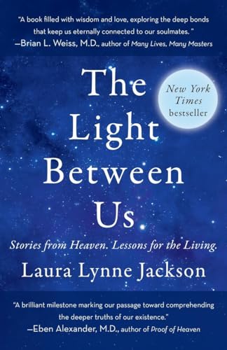 The Light Between Us: Stories from Heaven. Lessons for the Living. von The Dial Press