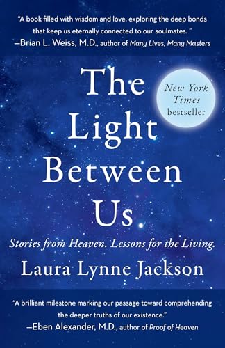 The Light Between Us: Stories from Heaven. Lessons for the Living. von The Dial Press