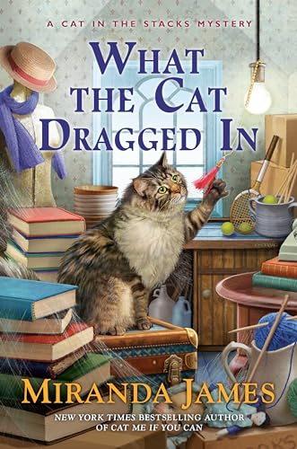 What the Cat Dragged In (Cat in the Stacks Mystery, Band 14) von BERKLEY