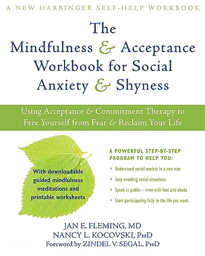 Mindfulness and Acceptance Workbook for Social Anxiety and Shyness: Using Acceptance and Commitment Therapy to Free Yourself from Fear and Reclaim Your Life (A New Harbinger Self-Help Workbook) von New Harbinger