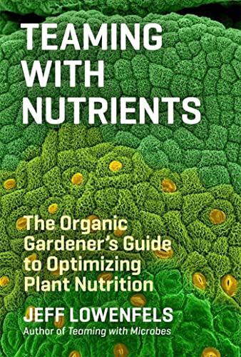 Teaming with Nutrients: The Organic Gardener’s Guide to Optimizing Plant Nutrition von Workman Publishing