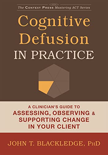 Cognitive Defusion In Practice: A Clinician's Guide to Assessing, Observing, and Supporting Change in Your Client (The Context Press Mastering ACT) von Context Press