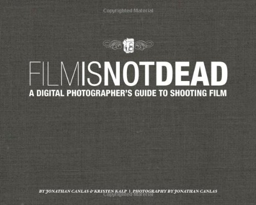 Film Is Not Dead: A Digital Photographer's Guide to Shooting Film (Voices That Matter) von New Riders