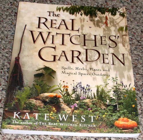 The Real Witches' Garden: Spells,Herbs, Plants and Magical Spaces Outdoors