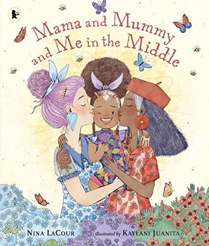 Mama and Mummy and Me in the Middle: An ideal gift for little ones missing Mummy while she's away von WALKER BOOKS