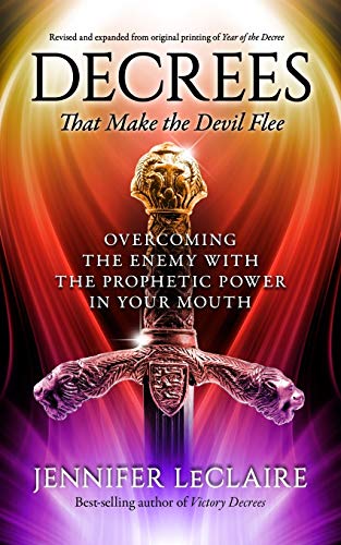Decrees that Make the Devil Flee: Overcoming the enemy with the prophetic power in your mouth von Independently Published