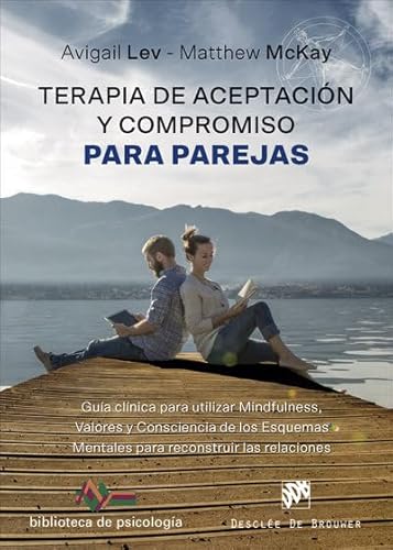 Terapia de aceptación y compromiso para parejas : guía clínica para utilizar mindfulness, valores y consciencia de los esquemas mentales para ... (Biblioteca de Psicología, Band 235) von Desclée De Brouwer