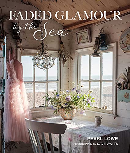 Faded Glamour by the Sea von Ryland Peters