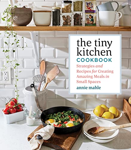 The Tiny Kitchen Cookbook: Strategies and Recipes for Creating Amazing Meals in Small Spaces von Workman Publishing