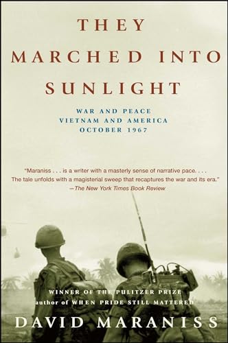 They Marched Into Sunlight: War and Peace Vietnam and America October 1967 von Simon & Schuster