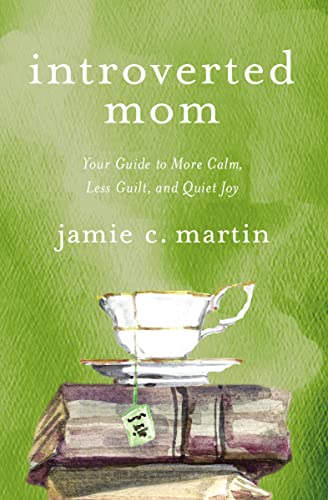 Introverted Mom: Your Guide to More Calm, Less Guilt, and Quiet Joy von Zondervan
