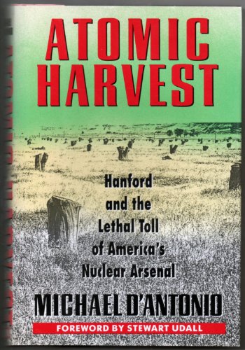 Atomic Harvest: Hanford and the Lethal Toll of America's Nuclear Arsenal von Crown