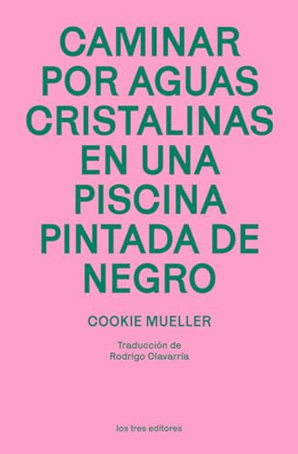 Caminar por aguas cristalinas en una piscina pintada de negro