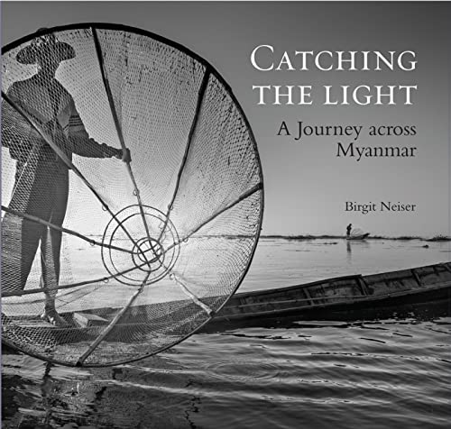 Catching the Light: A Journey Across Myanmar von River Books