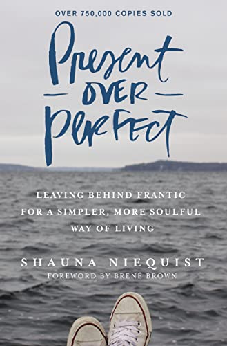 Present Over Perfect: Leaving Behind Frantic for a Simpler, More Soulful Way of Living von HarperCollins