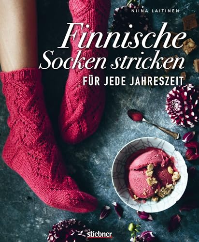 Finnische Socken stricken für jede Jahreszeit.. Von dünnen Strümpfen bis Wintersocken: Sockenmode im skandinavischen Design. Kreative Strickmuster für Strickanfänger und Fortgeschrittene. von Stiebner Verlag GmbH