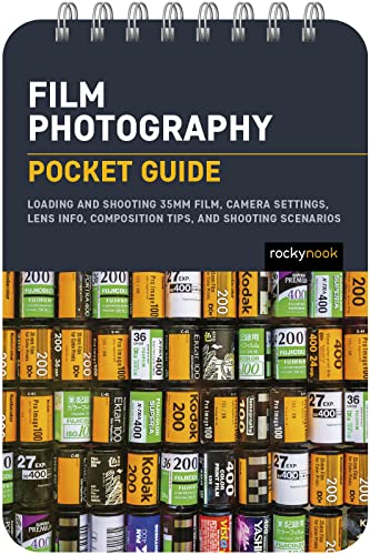 Film Photography Pocket Guide: Loading and Shooting 35mm Film, Camera Settings, Lens Info, Composition Tips, and Shooting Scenarios (Pocket Guide Series for Photographers) von Rocky Nook